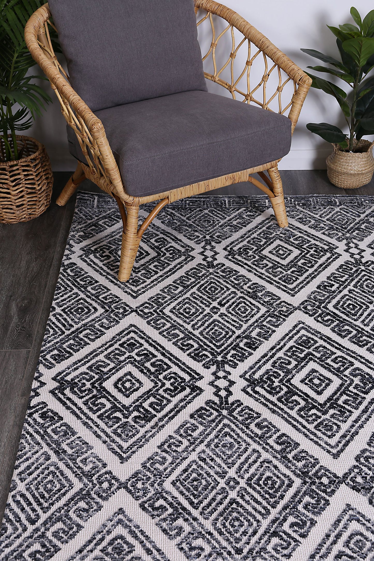 Amritsar Glenfalls Anthracite Tribal Rug 160X230 - Cosy Abode